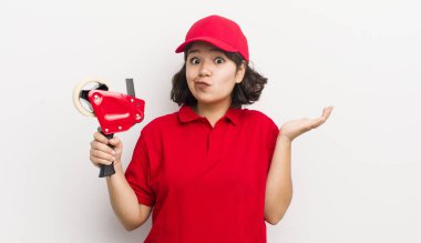 Güzel İspanyol kız şaşkın, şaşkın ve şüpheci hissediyor. paketleyici kavramı