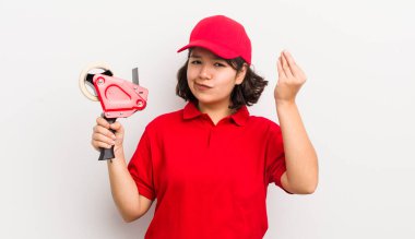 Güzel İspanyol kız kapiş ya da para hareketi yapıyor, sana ödemeni söylüyor. paketleyici kavramı