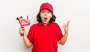 Oldukça İspanyol bir kız son derece şaşkın ve şaşırmış hissediyor. paketleyici kavramı