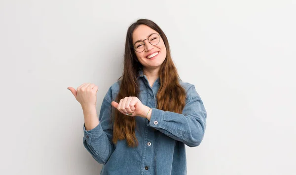 Pretty Caucasian Woman Smiling Cheerfully Casually Pointing Copy Space Side — Stockfoto