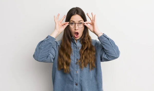 Pretty Caucasian Woman Feeling Shocked Amazed Surprised Holding Glasses Astonished — Stock Fotó