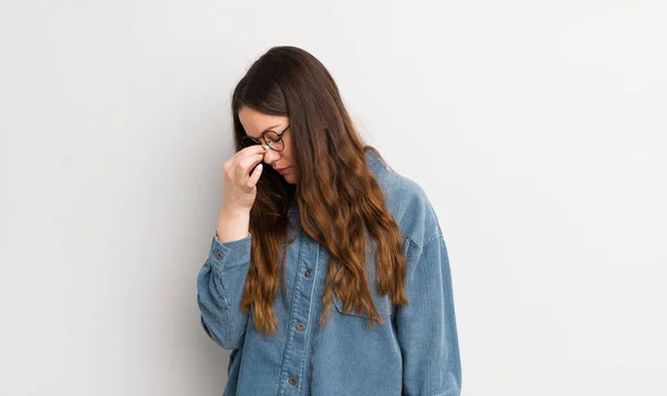 Pretty Caucasian Woman Feeling Stressed Unhappy Frustrated Touching Forehead Suffering — Fotografia de Stock