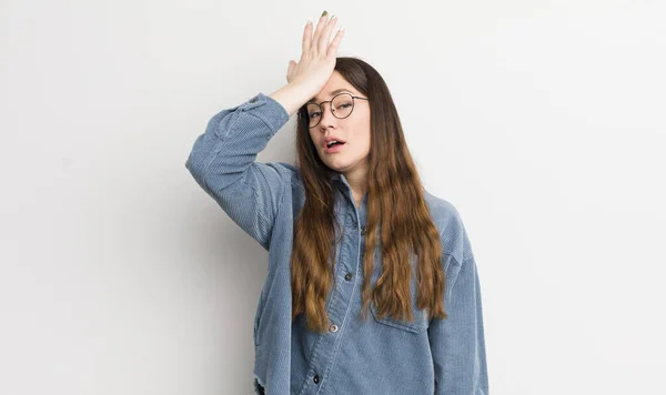 Pretty Caucasian Woman Raising Palm Forehead Thinking Oops Making Stupid — Fotografia de Stock