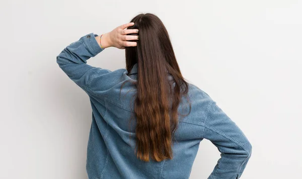 Vacker Kaukasisk Kvinna Känner Sig Aningslös Och Förvirrad Tänker Lösning — Stockfoto