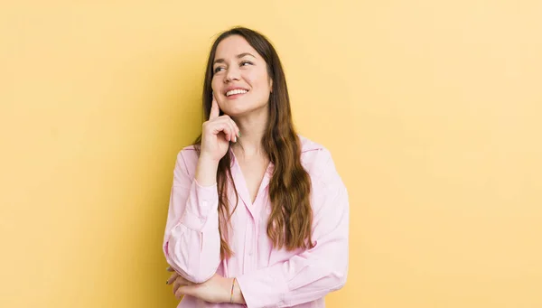 Bonita Mujer Caucásica Sonriendo Feliz Soñando Despierto Dudando Mirando Lado —  Fotos de Stock