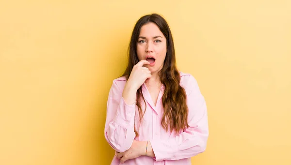 Pretty Caucasian Woman Surprised Nervous Worried Frightened Look Looking Side — Stock Photo, Image