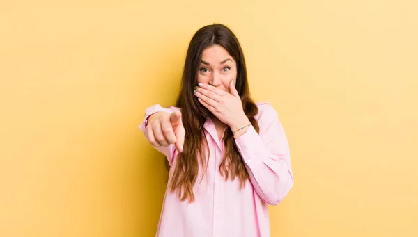 Mujer Bastante Caucásica Riéndose Apuntando Cámara Burlándose Burlándose — Foto de Stock