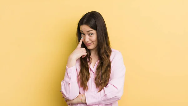 Bella Donna Caucasica Tenervi Occhio Non Fidarsi Guardare Rimanere Vigili — Foto Stock