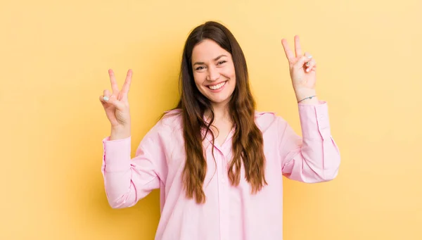 Vrij Blanke Vrouw Glimlachend Kijkend Gelukkig Vriendelijk Tevreden Gebaren Overwinning — Stockfoto