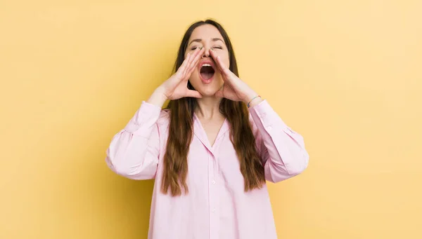 Mulher Muito Caucasiana Sentindo Feliz Animado Positivo Dando Grande Grito — Fotografia de Stock