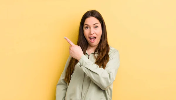 Pretty Caucasian Woman Looking Excited Surprised Pointing Side Upwards Copy — Photo