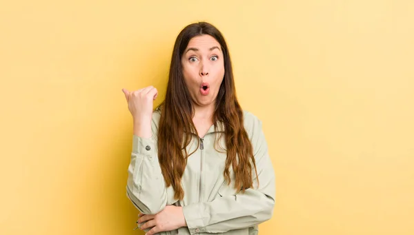 Pretty Caucasian Woman Looking Astonished Disbelief Pointing Object Side Saying — Foto de Stock