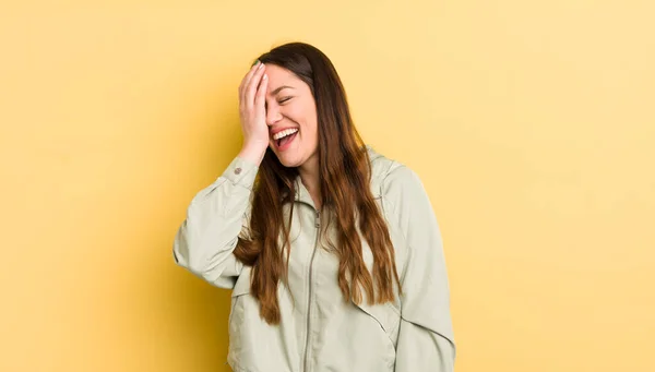 Pretty Caucasian Woman Laughing Slapping Forehead Saying Doh Forgot Stupid — Φωτογραφία Αρχείου
