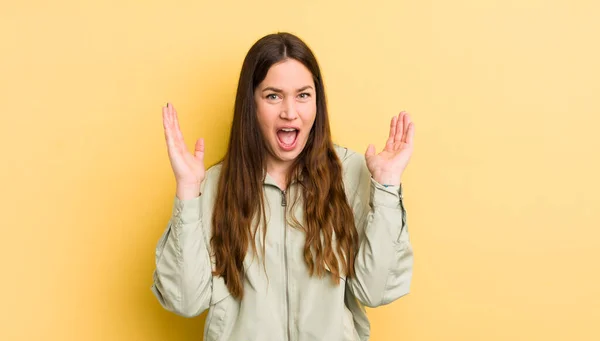 Pretty Caucasian Woman Looking Shocked Astonished Jaw Dropped Surprise Realizing — Stockfoto