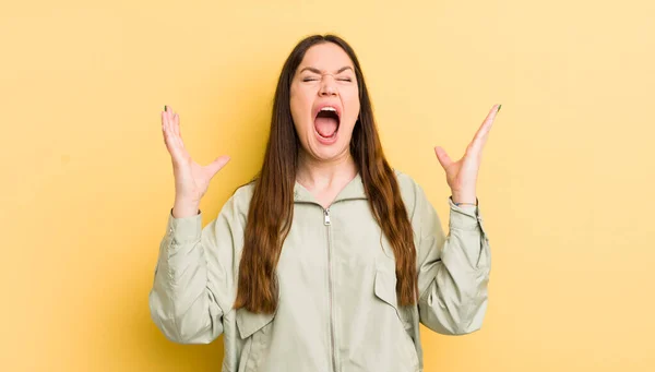 Pretty Caucasian Woman Furiously Screaming Feeling Stressed Annoyed Hands Air — Stock Photo, Image