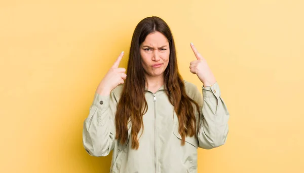 Pretty Caucasian Woman Bad Attitude Looking Proud Aggressive Pointing Upwards — ストック写真