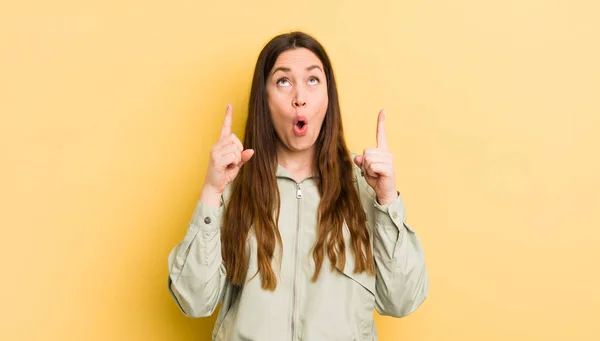 Pretty Caucasian Woman Feeling Awed Open Mouthed Pointing Upwards Shocked — Foto Stock