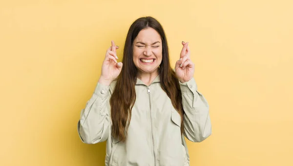 Pretty Caucasian Woman Smiling Anxiously Crossing Both Fingers Feeling Worried — Stock Photo, Image