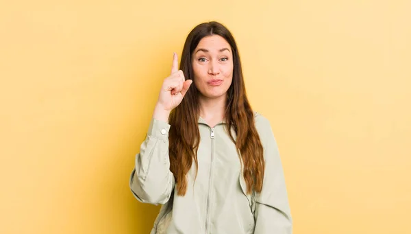 Pretty Caucasian Woman Feeling Genius Holding Finger Proudly Air Realizing — Stock Photo, Image