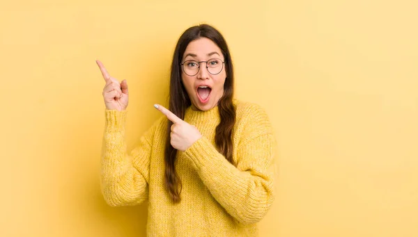 Pretty Caucasian Woman Feeling Joyful Surprised Smiling Shocked Expression Pointing — Stock Fotó