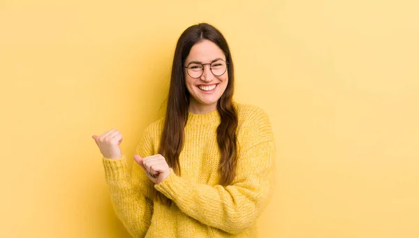 Pretty Caucasian Woman Smiling Cheerfully Casually Pointing Copy Space Side — Foto Stock