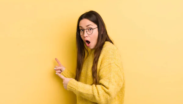 Pretty Caucasian Woman Feeling Shocked Surprised Pointing Copy Space Side — 스톡 사진