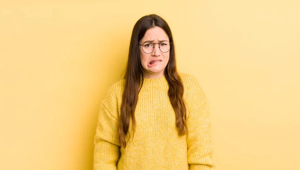 Pretty Caucasian Woman Feeling Clueless Confused Uncertain Which Option Pick — Stockfoto