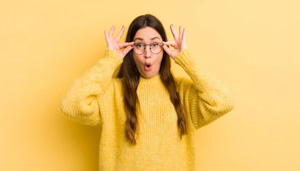 Pretty Caucasian Woman Feeling Shocked Amazed Surprised Holding Glasses Astonished — 스톡 사진