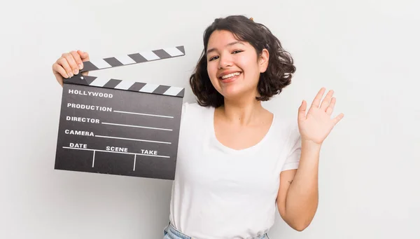 Vrij Latino Meisje Glimlachend Gelukkig Zwaaiende Hand Verwelkomen Groeten Bioscoopconcept — Stockfoto