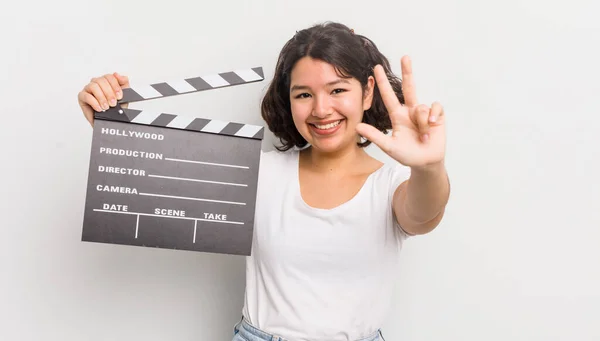 Vrij Latino Meisje Glimlachend Vriendelijk Uitziend Nummer Drie Tonend Bioscoopconcept — Stockfoto