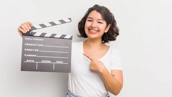 Vrij Latino Meisje Glimlachend Vrolijk Gelukkig Wijzend Naar Zijkant Bioscoopconcept — Stockfoto
