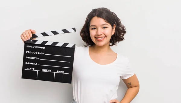 Vrij Latino Meisje Glimlachend Gelukkig Met Een Hand Heup Zelfverzekerd — Stockfoto