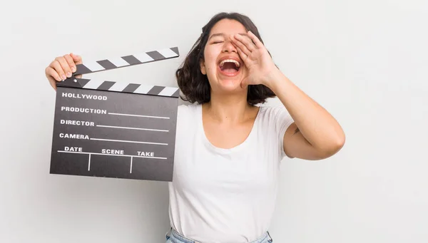 Menina Bastante Hispânica Sentindo Feliz Dando Grande Grito Com Mãos — Fotografia de Stock