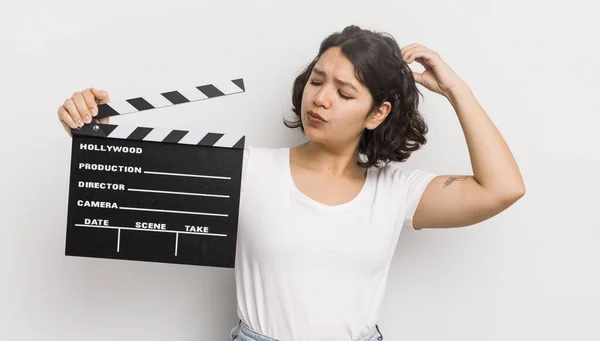 Una Chica Bastante Hispana Sintiéndose Desconcertada Confundida Rascándose Cabeza Concepto —  Fotos de Stock