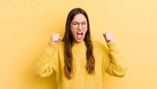 Hübsche Kaukasische Frau Die Sich Glücklich Positiv Und Erfolgreich Fühlt — Stockfoto