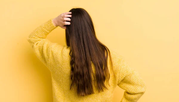 Mulher Muito Caucasiana Sentindo Sem Noção Confuso Pensando Uma Solução — Fotografia de Stock