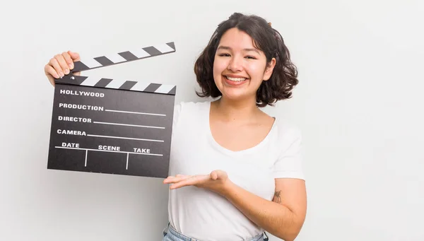 Bella Ragazza Ispanica Sorridente Allegramente Sentendosi Felice Mostrando Concetto Concetto — Foto Stock