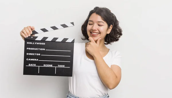 Vacker Latinamerikansk Flicka Ler Med Ett Lyckligt Självsäkert Uttryck Med — Stockfoto