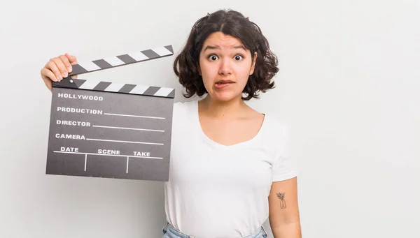 Bella Ragazza Ispanica Cercando Perplesso Confuso Concetto Cinema — Foto Stock