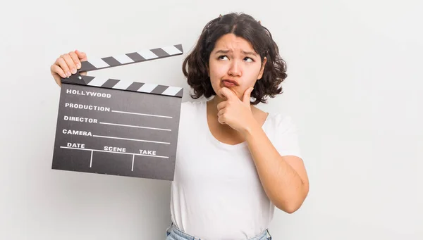 Chica Bastante Hispana Pensando Sintiéndose Dudosa Confundida Concepto Cine —  Fotos de Stock
