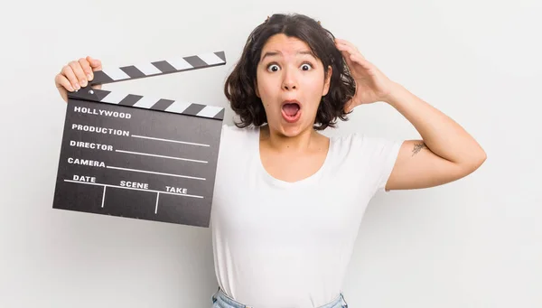 Uma Rapariga Bastante Hispânica Gritar Com Mãos Conceito Cinema — Fotografia de Stock