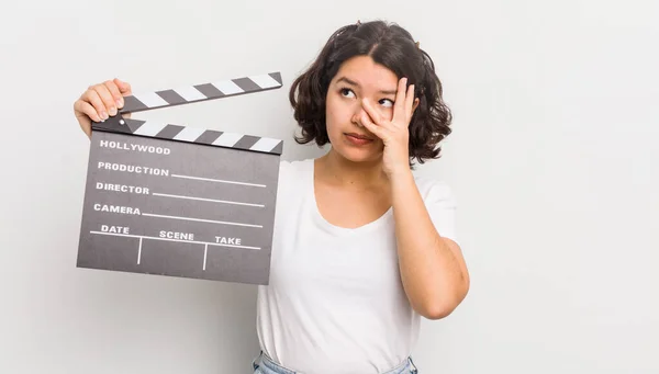 Vrij Latino Meisje Voelt Zich Verveeld Gefrustreerd Slaperig Een Vermoeiende — Stockfoto