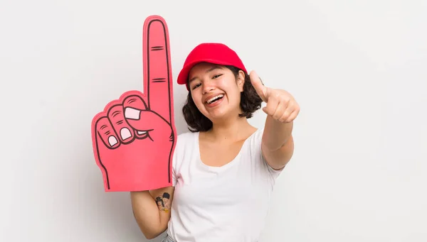 かなりヒスパニックな女の子は誇りを感じ 親指を上げて積極的に笑顔 1番のハンドファンコンセプトは — ストック写真