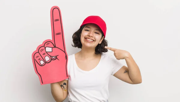 Bella Ragazza Ispanica Sorridente Con Fiducia Puntando Proprio Ampio Sorriso — Foto Stock