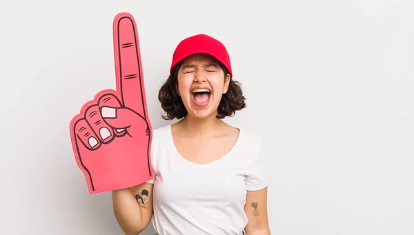 Bella Ragazza Ispanica Urlando Aggressivamente Guardando Molto Arrabbiato Concetto Ventola — Foto Stock