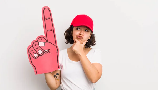 Söt Latinamerikansk Flicka Tänker Känner Sig Tveksam Och Förvirrad Nummer — Stockfoto