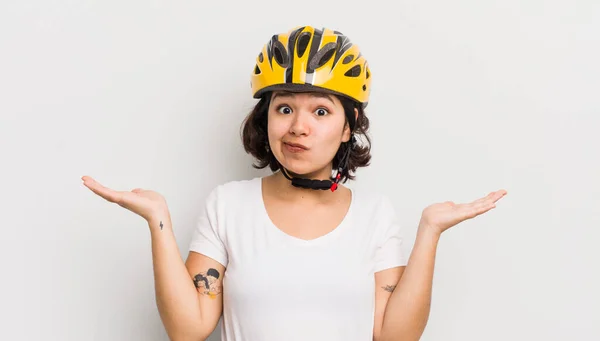 Довольно Латиноамериканка Чувствует Себя Озадаченной Запутанной Сомневающейся Велосипед Концепции — стоковое фото