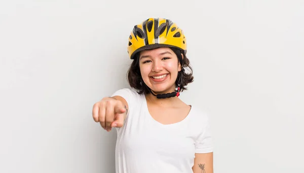 Dość Latynoska Dziewczyna Wskazując Aparat Wybierając Ciebie Koncepcja Roweru — Zdjęcie stockowe