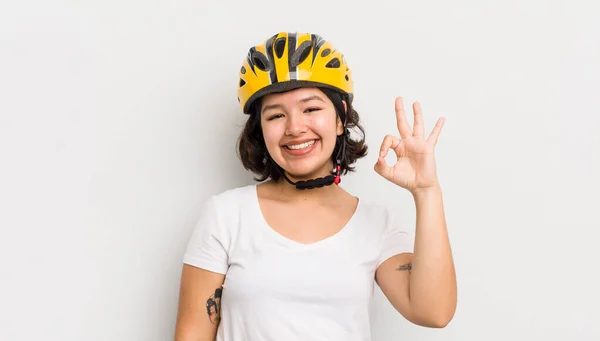 Menina Bastante Hispânica Sentindo Feliz Mostrando Aprovação Com Gesto Conceito — Fotografia de Stock