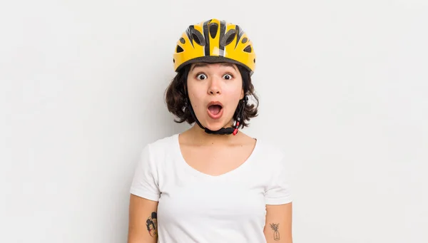 Довольно Латиноамериканка Выглядит Шокированной Удивленной Велосипед Концепции — стоковое фото